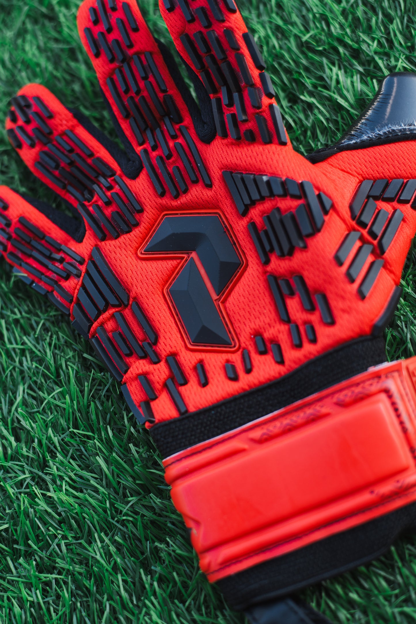 Peak Performance Apex red Goalkeeper Gloves