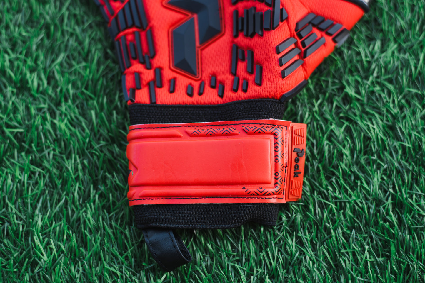 Peak Performance Apex red Goalkeeper Gloves