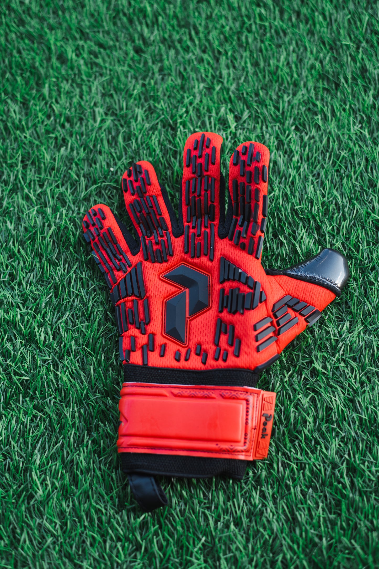 Peak Performance Apex red Goalkeeper Gloves